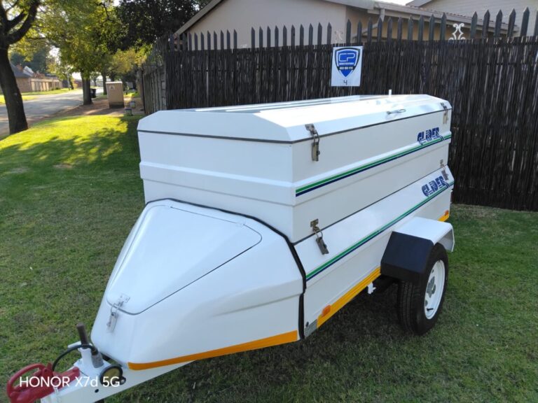 Side view of white Glider luggage trailer with fitted lid