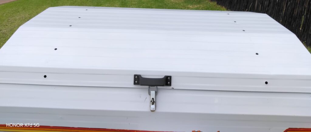 Close-up of Venter trailer lid and latch