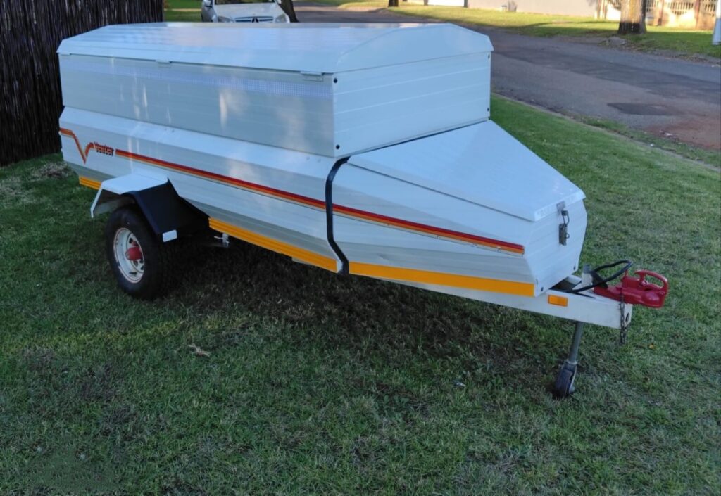 Side view of white Venter trailer with front nose section