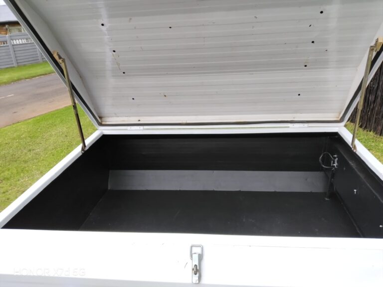 Open storage area inside Venter trailer