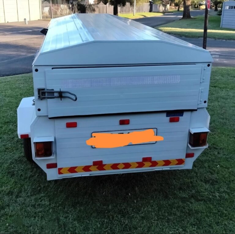 Rear view of white Venter trailer with closed lid